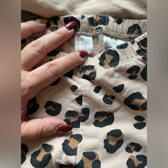 🎉HOST PICK🎉H&M toddler little leopard set -blouse with leggings - Picture 3 of 4